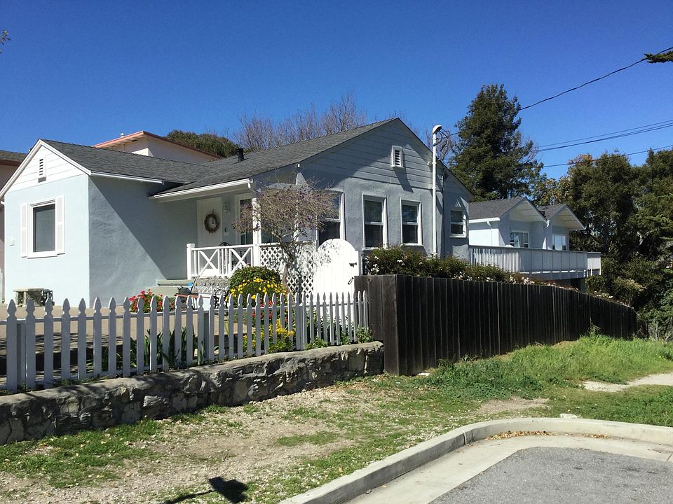 Exterior view of triplex property