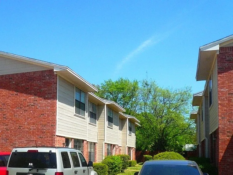 1109 S Avenue B — Photo 15