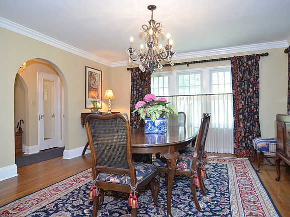 Large Windows Provide Lots of Light