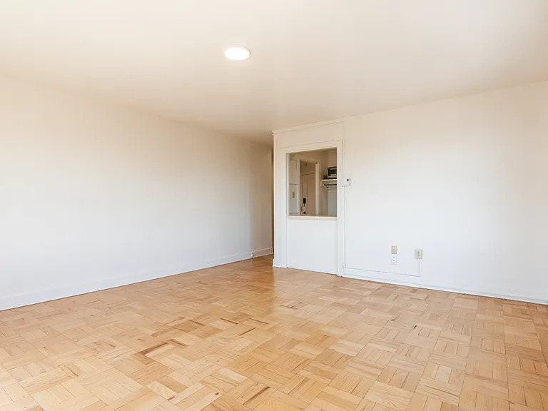 Comfortable Urban Living in a Classic Brick Building Near UW & Light Rail — Photo 8