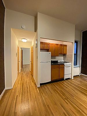 5th image of 239 W 21st St APT 4B