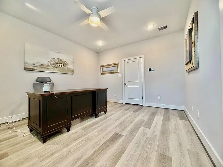 1254 N Post Oak Rd #B — Photo 16