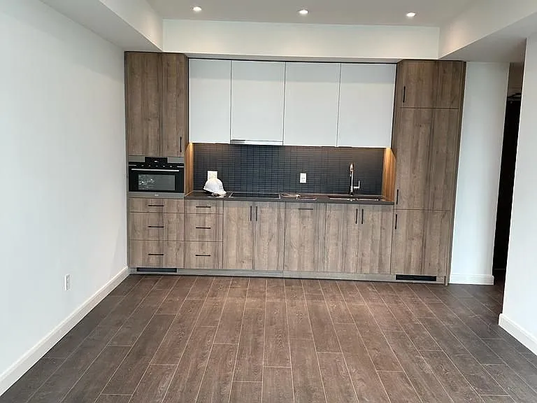 741 King St W #308 — Photo 4
