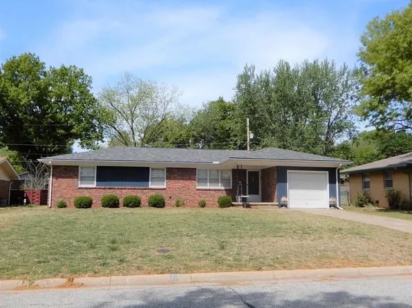 2225 Edgemont Dr, Arkansas City, KS 67005