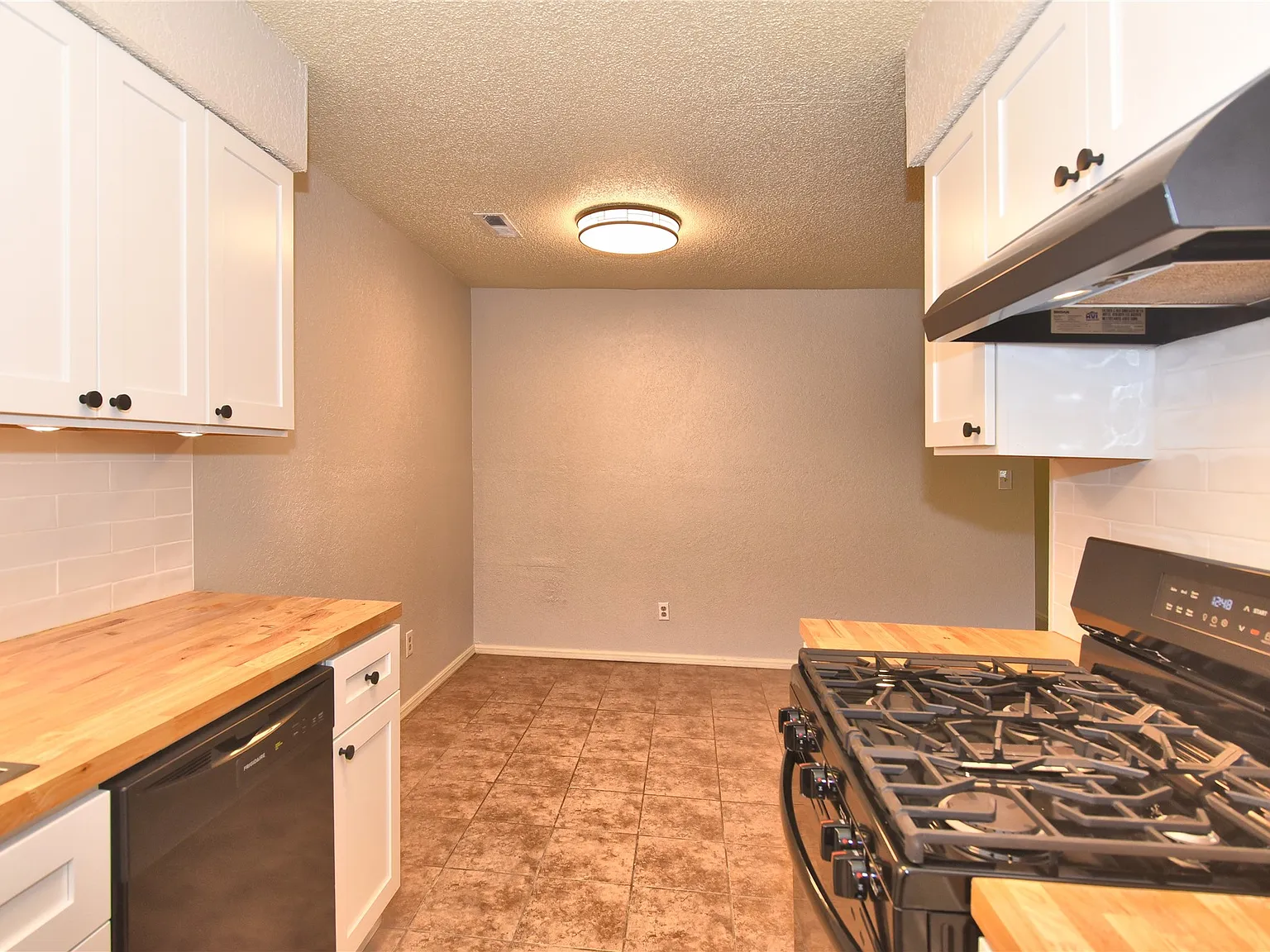 3 bed, 2.0 bath, 1193 sqft, $1,350 — Photo 4