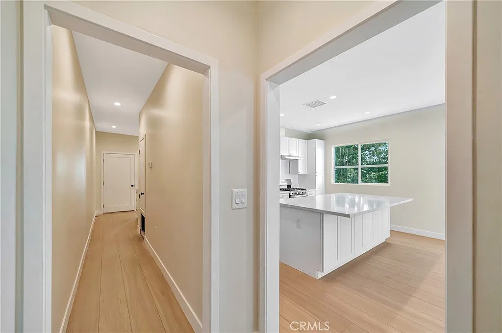 3 bed, 1300 sqft, $2,999 — Photo 2