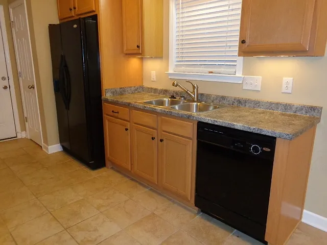 4 bed, 3.0 bath, 2107 sqft, $2,440 — Photo 3