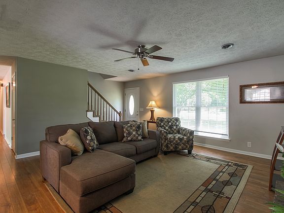 4th image of 303 Valley View Dr