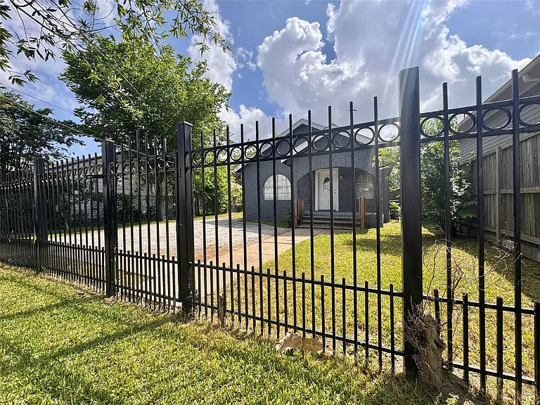 4106 Robertson St — Photo 3