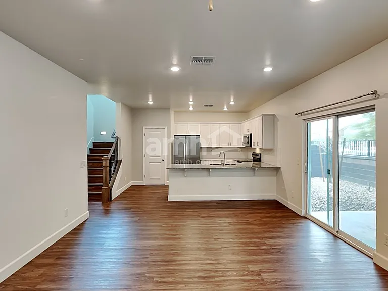 638 W Hackamore Ave — Photo 4
