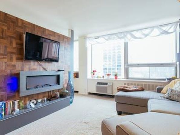 1460 N Sandburg Ter APT 604