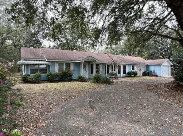 3011 Oak St, Gautier, MS 39553