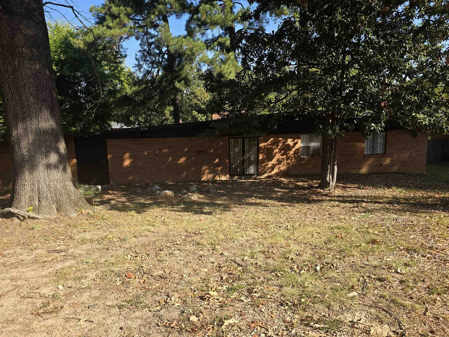 4 bed, 2.0 bath, 2342 sqft, $1,985 — Photo 3