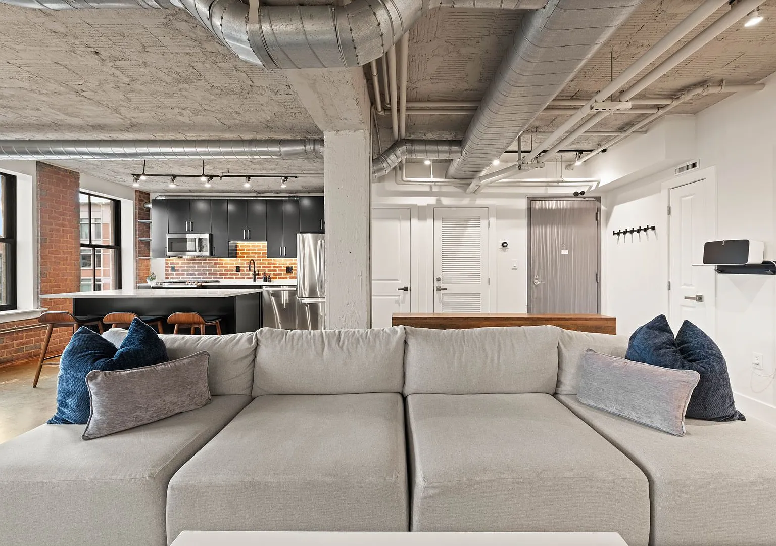 Fully Furnished Designer Loft with Parking & Monument Views! — Photo 4
