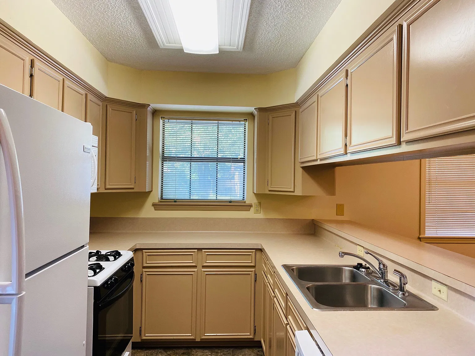 2 bed, 950 sqft, $1,050 — Photo 4