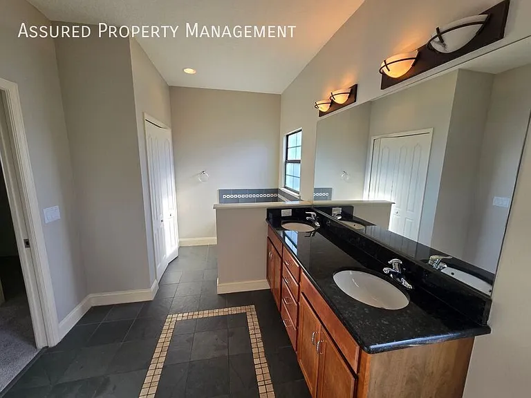 112 E Esther St — Photo 11