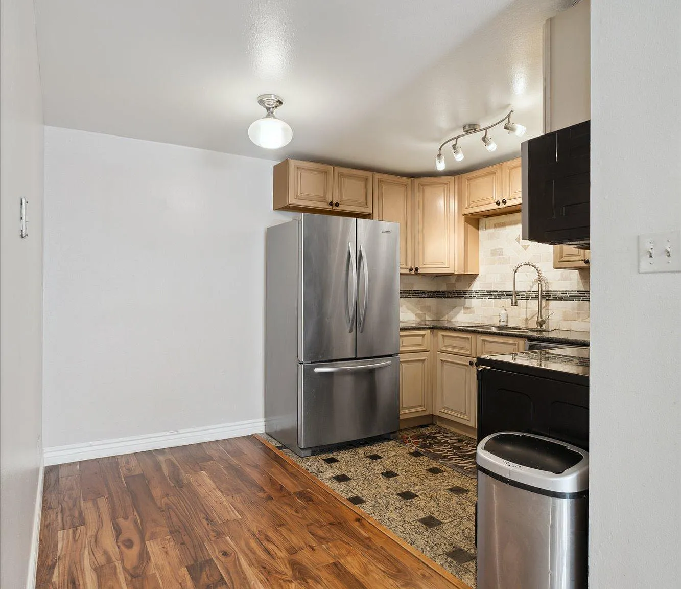 65 N Clarkson St — Photo 4