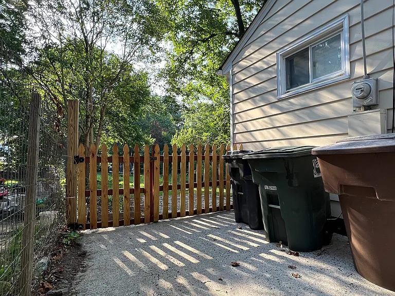 1405 Larson St — Photo 4
