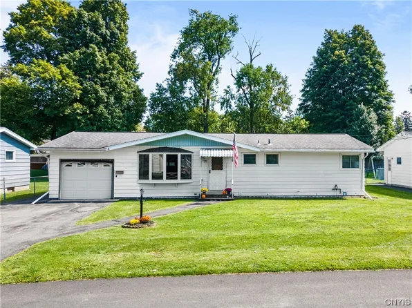 27 Royal Brook Ln, New York Mills, NY 13417