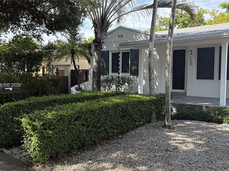 250 SW 19th Rd — Photo 2