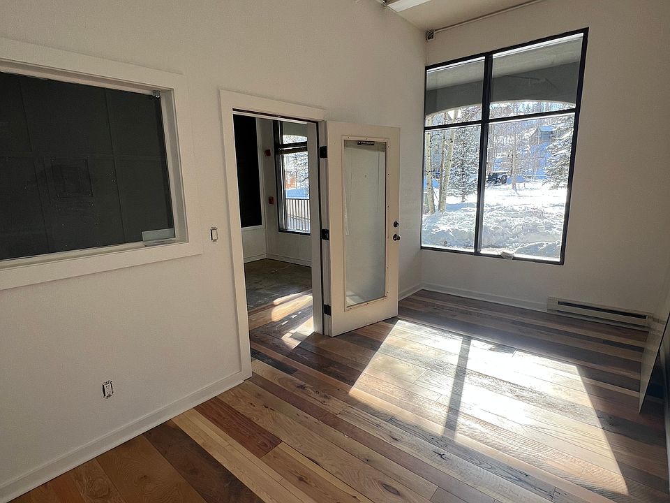 Front office space or could be a personal services like nails, etc, space.