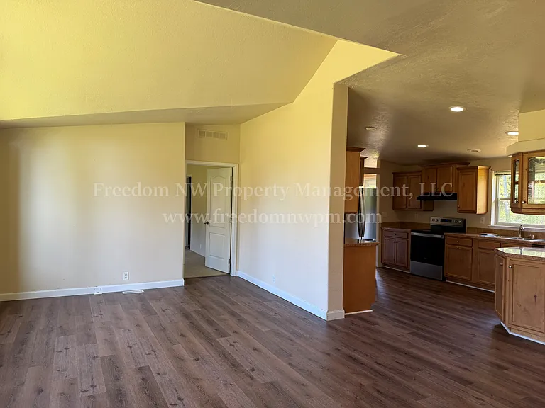 1411 SE Fireweed Rd — Photo 3