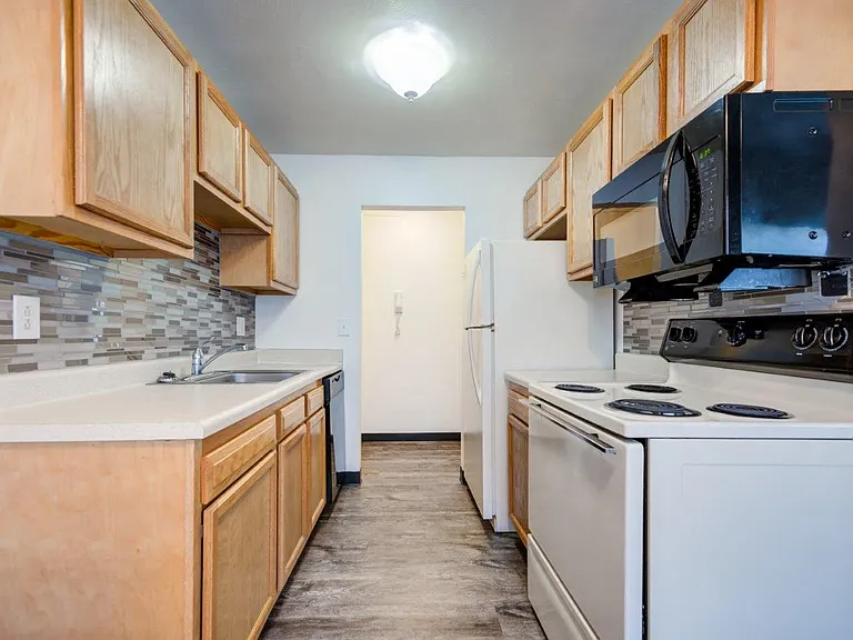 Lake Vista Apartment Homes — Photo 4