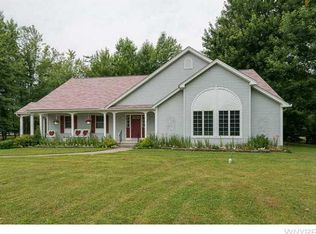 7012 Hidden Oak Dr, Lockport, NY 14094