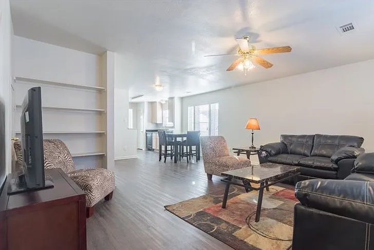 4 bed, 1700 sqft, $1,995 — Photo 2