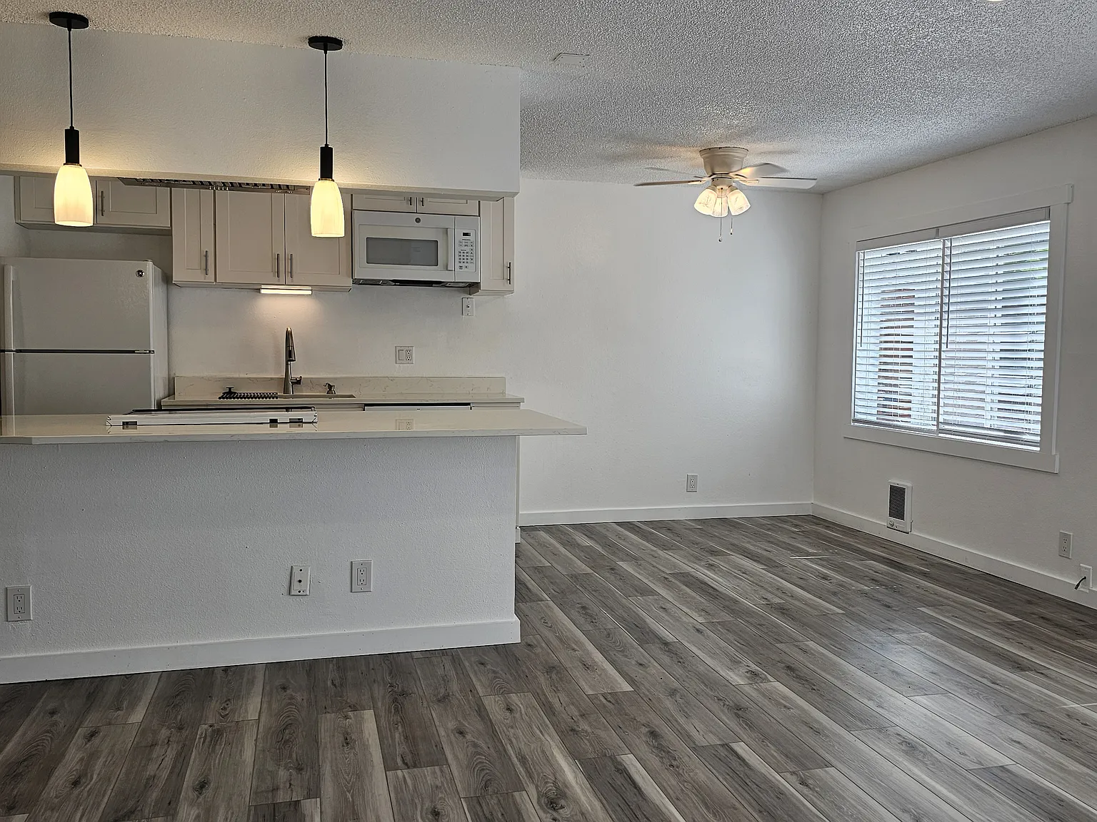 3361 River Rd N — Photo 2