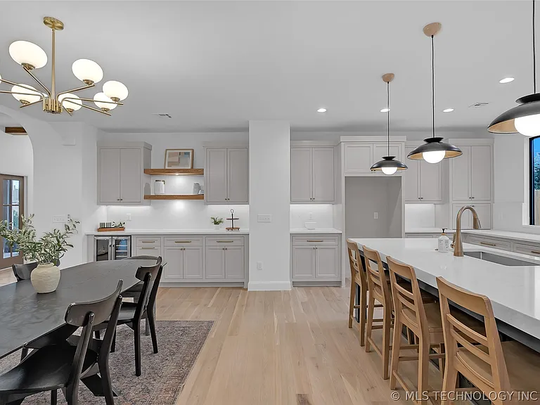 515 W El Paso St — Photo 23