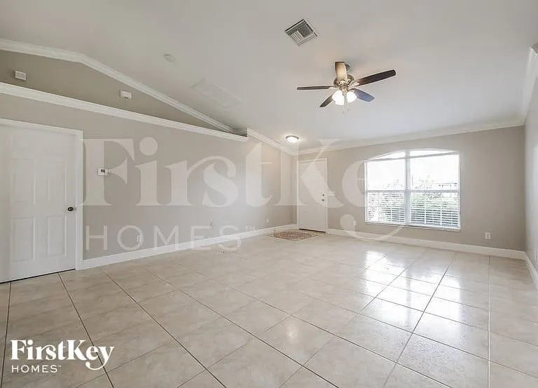 1839 NW 19th Pl — Photo 4