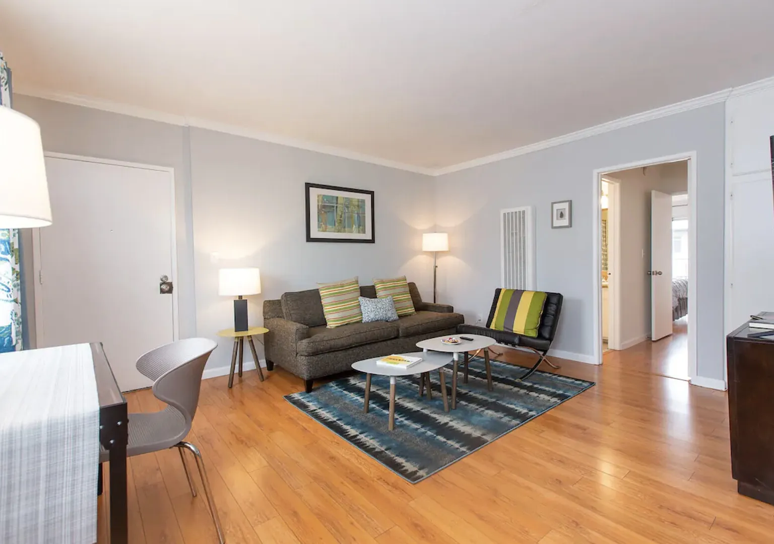 Trendy Sunny 2 Bdrm Flat in Heart of Weho — Photo 3