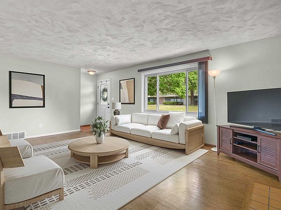 3rd image of 2921 W Holyoke Ave