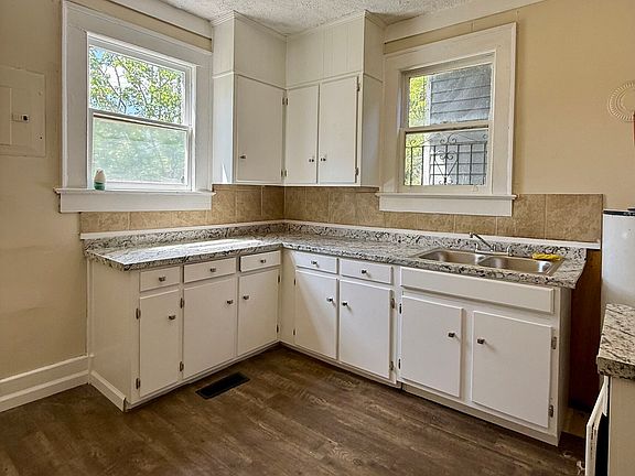 4th image of 627 W 39th St