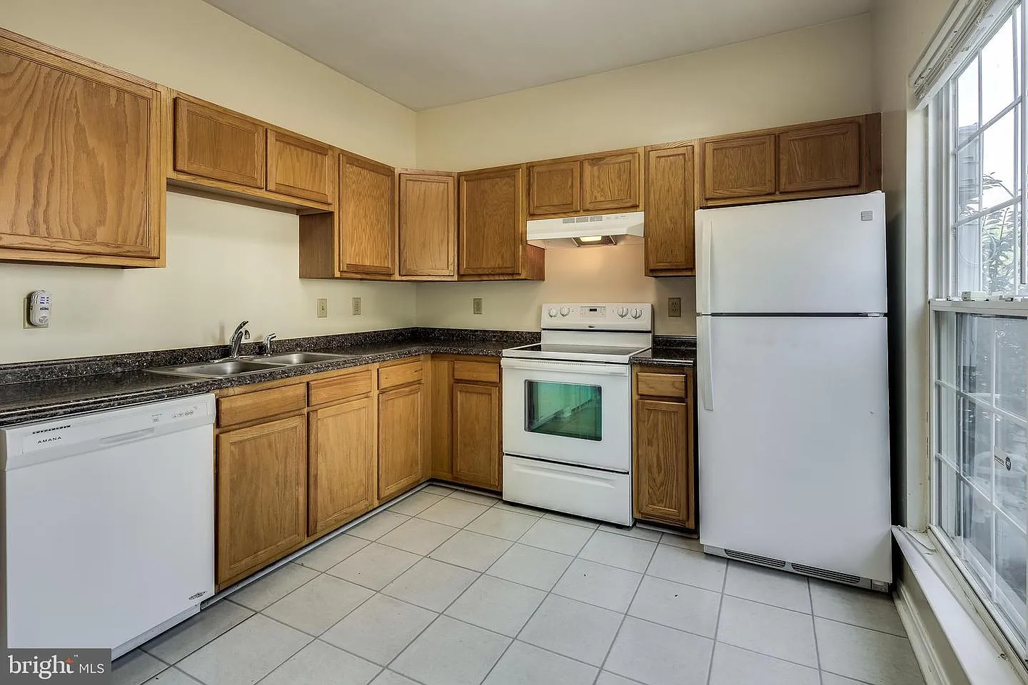 3 bed, 2.5 bath, 1690 sqft, $2,500 — Photo 2