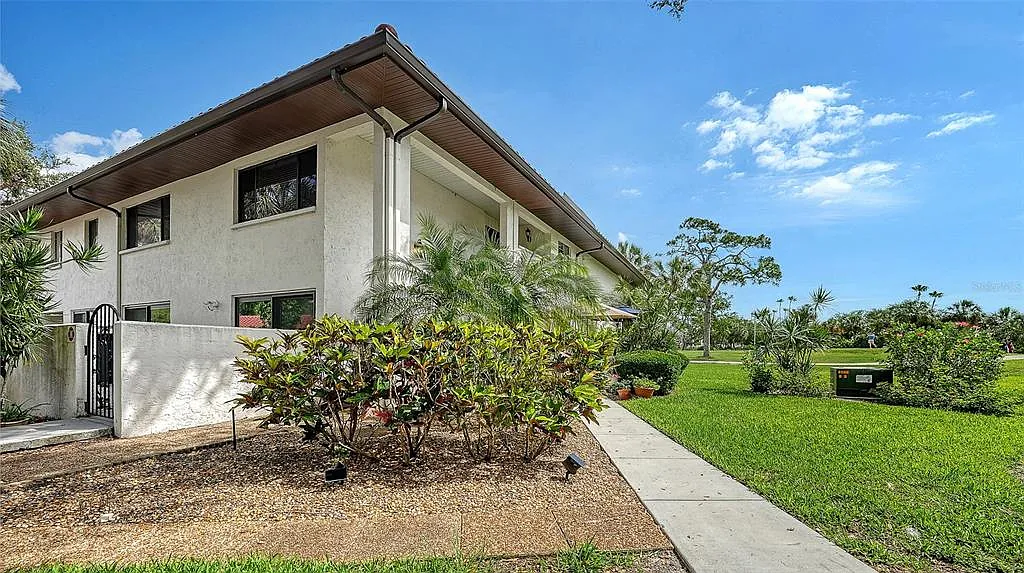 3 bed, 2.0 bath, 1595 sqft, $3,500 — Photo 2