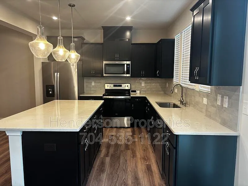 3 bed, 2.5 bath, 2282 sqft, $2,500 — Photo 2