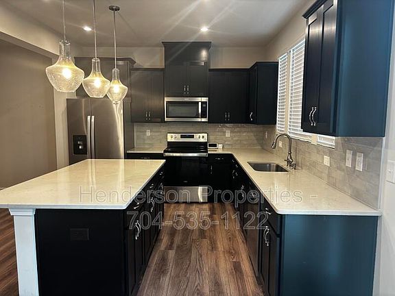2nd image of 3810 Amalia Pl