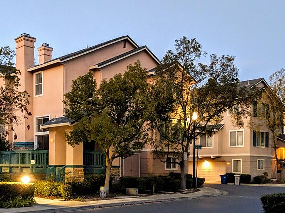 Bright and spacious townhome in the Lakepoint community near Fremont BART