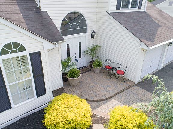 5th image of 85 Moonlight Ct