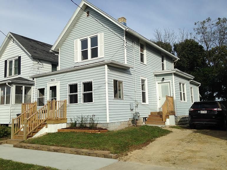2nd image of 925 Summit Ave