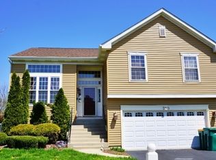 250 W Prairie Ln, Round Lake, IL 60073