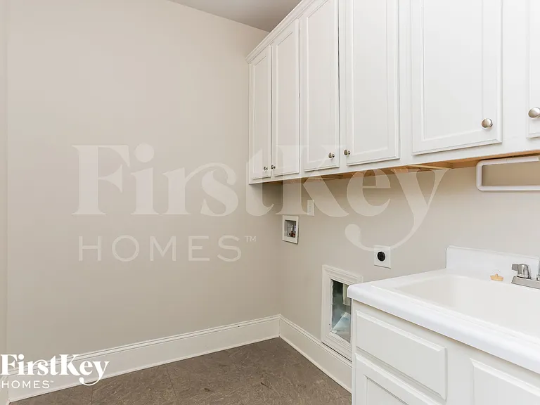 4541 Banshire Cir — Photo 13