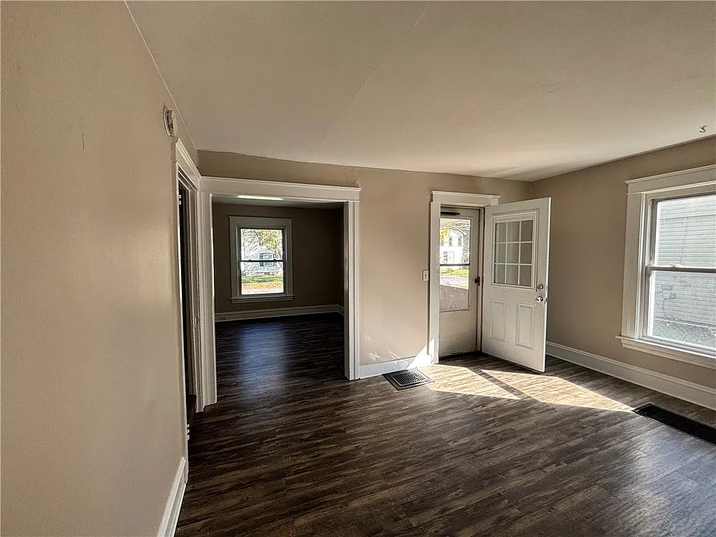 3 bed, 1.0 bath, 2448 sqft, $1,200 — Photo 2