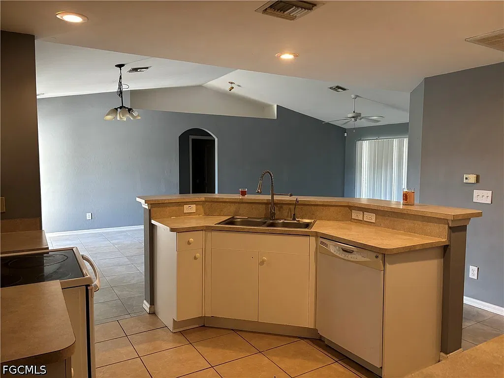 3 bed, 2.0 bath, 1408 sqft, $1,800 — Photo 4
