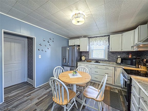 4th image of 380 E Main St