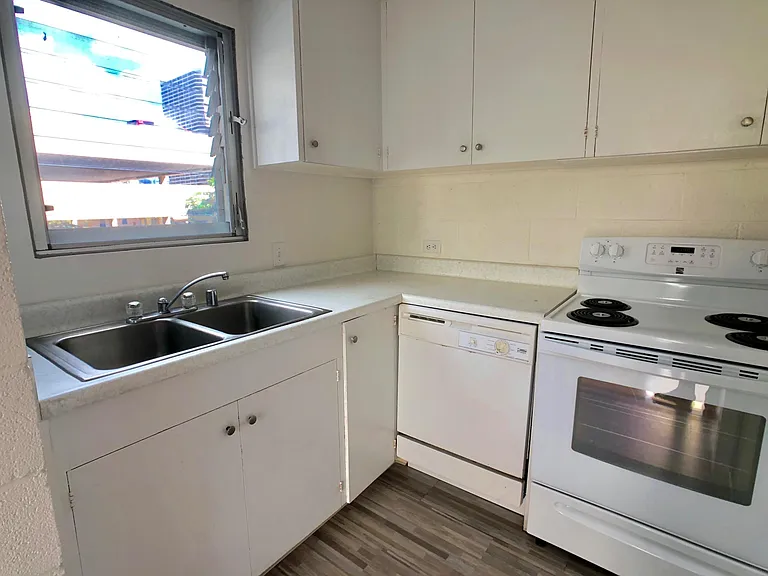 Newer Stove/Oven and Refrigerator and newer laminate flooring