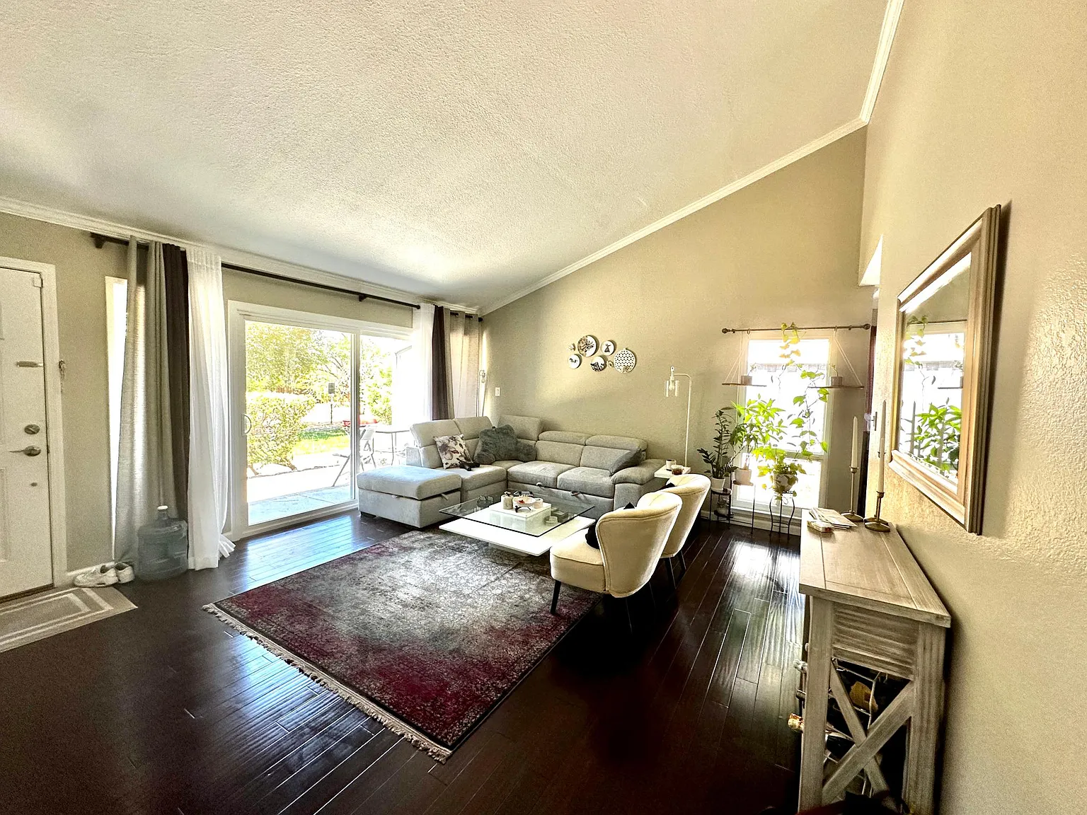 2 bed, 915 sqft, $2,800 — Photo 2