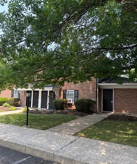 242 Broad St W — Photo 1